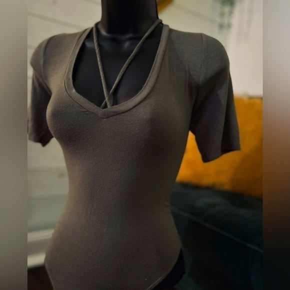 Fashion Nova short sleeved wide V neck bodysuit, size Medium - Picture 5 of 6